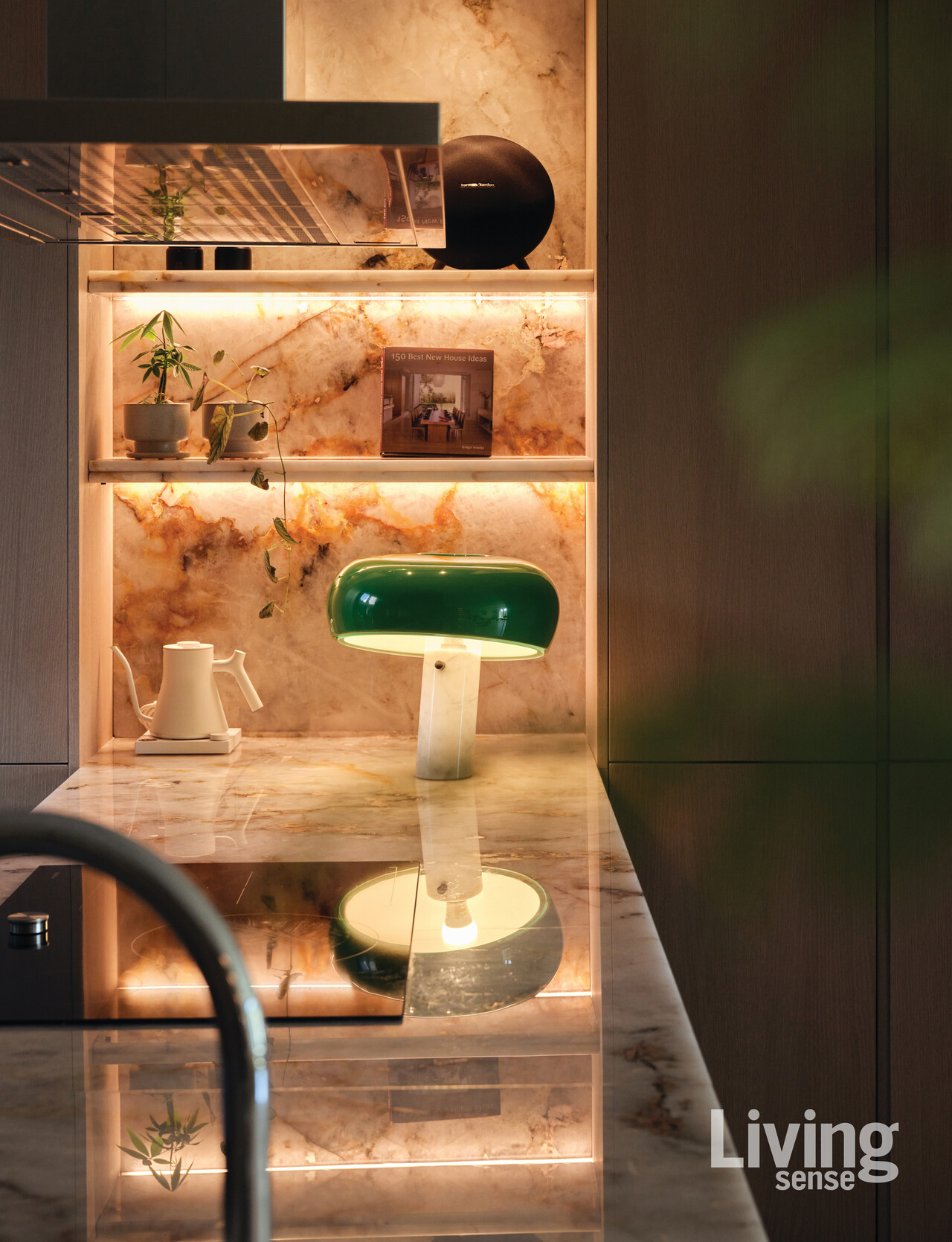 아일랜드와 톤을 맞춘 천연 대리석 벽면에 은은한 조명이 더해져 주방이 한층 따뜻해졌다.