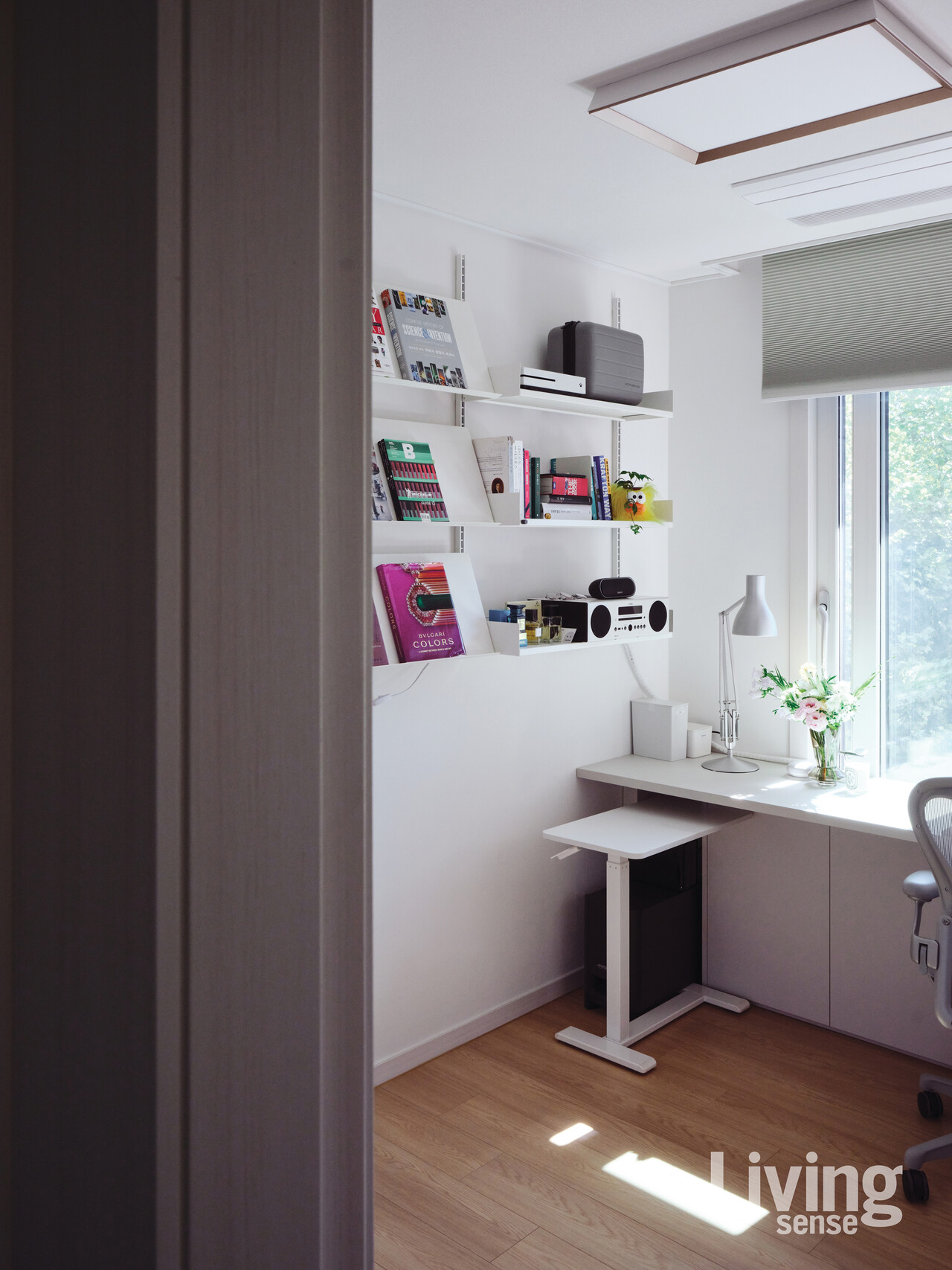 서재는 맞춤형 선반 시스템으로 시각적 여백을 살리고, 책상 위치를 창가로 조율해 자연광이 충분히 들어오도록 했다