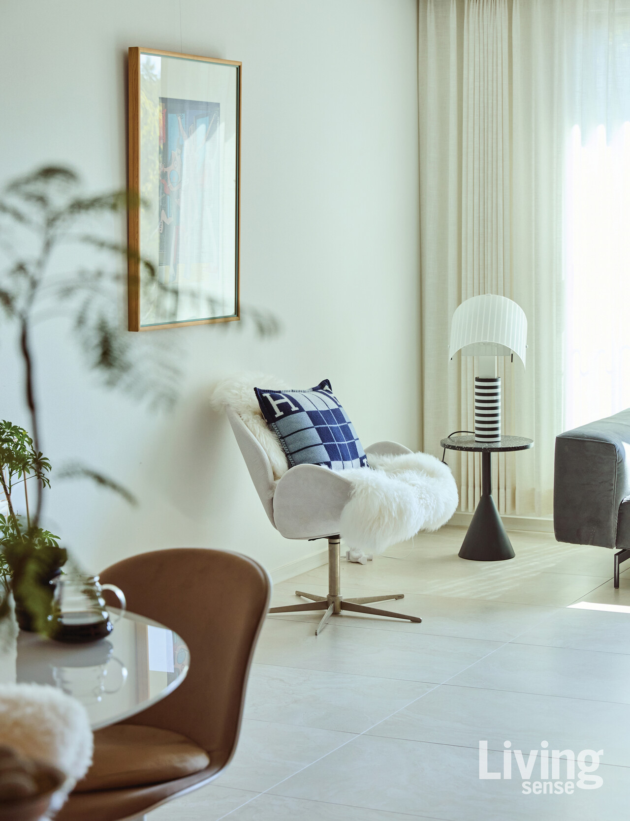 햇살이 드는 창가에는 프리츠한센의 ‘스완 체어’와 아르떼미데 ‘쇼군 테이블 램프’를 두어 아늑한 휴식 공간을 만들었다.