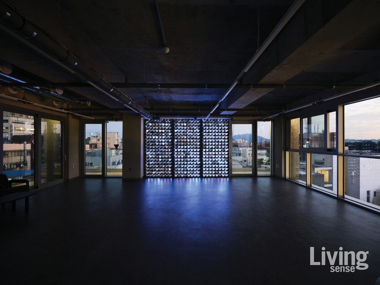 뉴미디어 아티스트 그룹인 ‘김치 앤 칩스’의 작품..