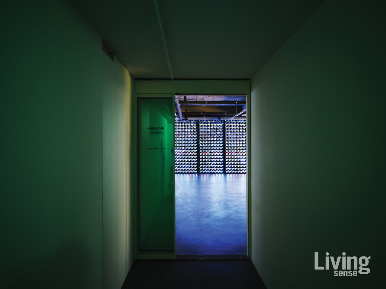 6층, 엘리베이터 문이 열리자마자 마주하는 통로와 현재 전시가 진행 중인 작품.