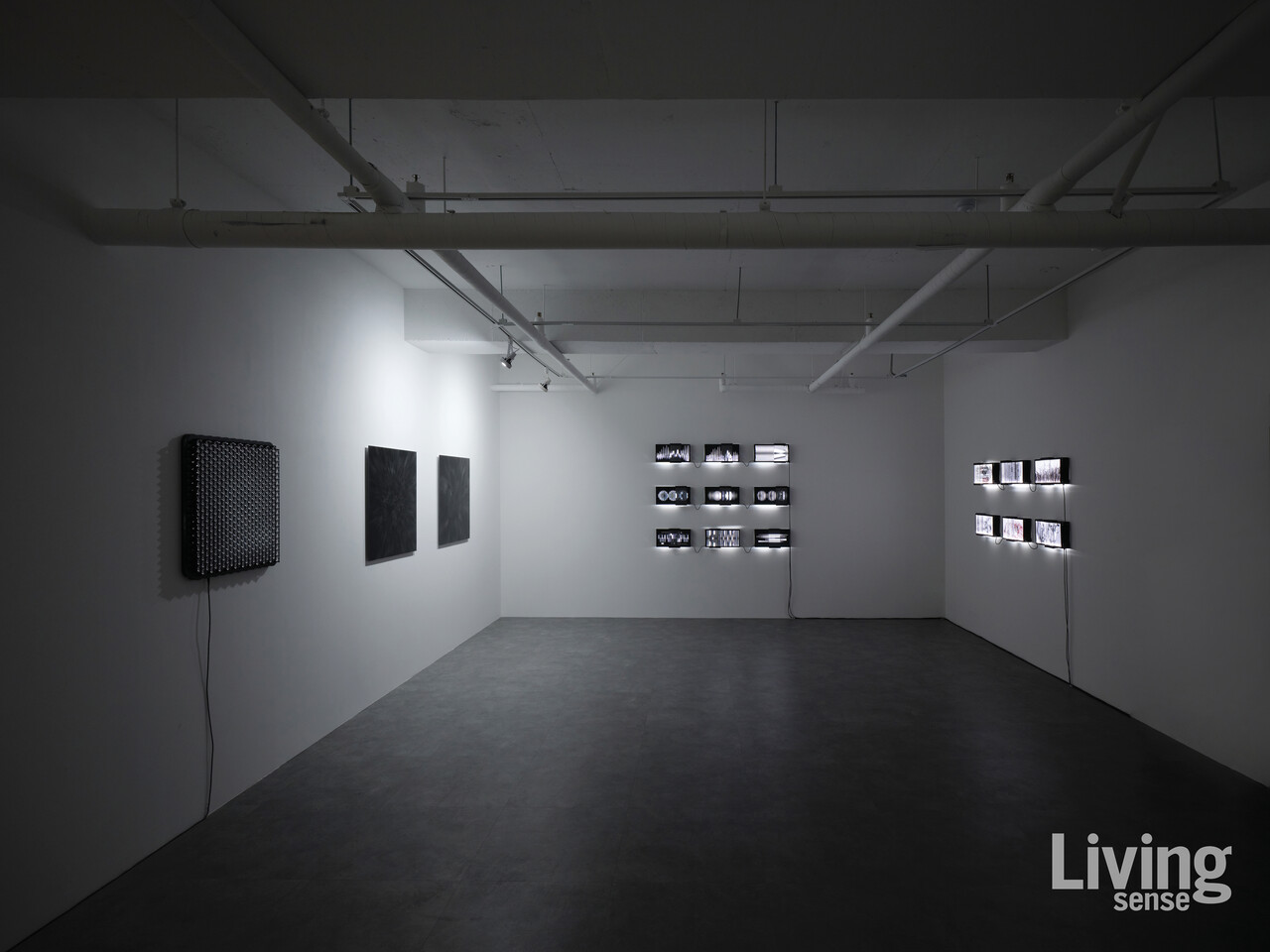 7층의 전시장에는 작가의 세계관을 엿볼 수 있는 다양한 작품들과 이준엽 디렉터의 사무 공간이 마련되어 있다.