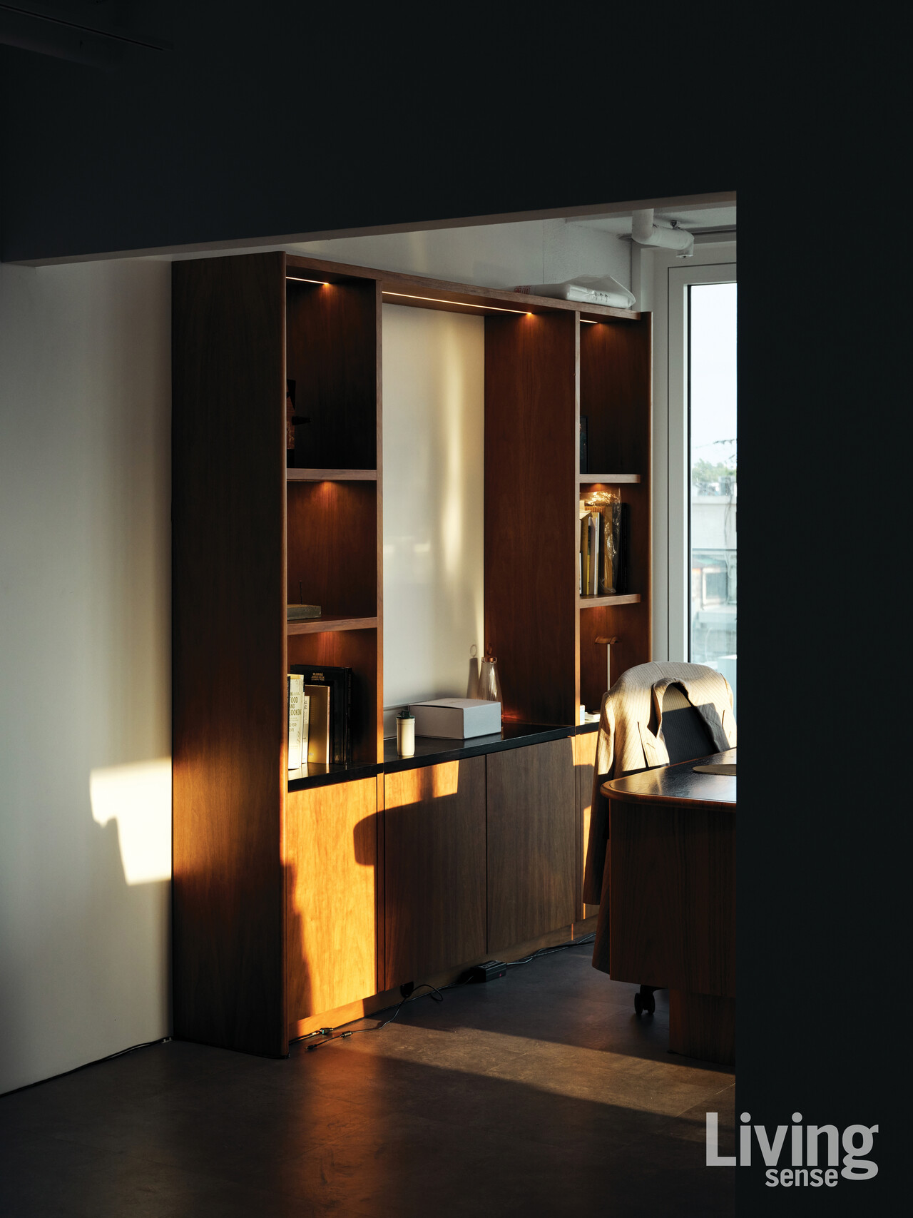 이태원에 새 보금자리를 마련한 갤러리신라는 이스턴에디션과 협업해 공간의 완성도를 높였다. 단순히 멋지고 아름다운 것을 넘어, 정성이 깃든 커스텀 메이드의 진수를 보여준다.