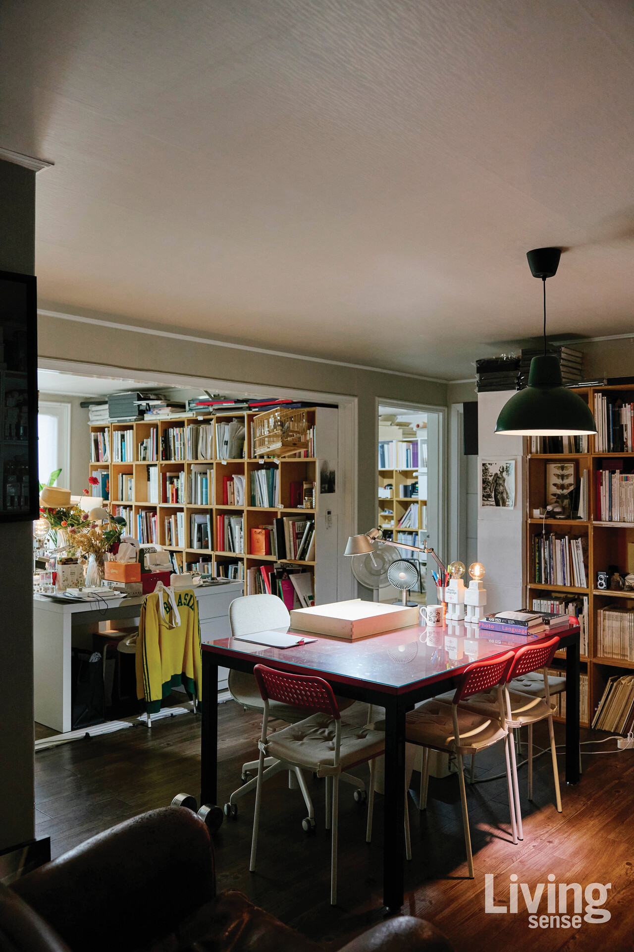 오래된 빌라에 임시로 마련했다는 김용호 작가의 사무실. 작가의 여러 작품과 앵무새가 공존하는 오묘한 공간이다.