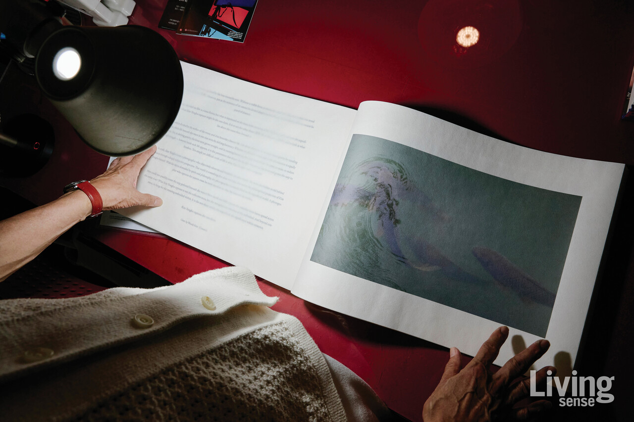 김용호 작가가 옛 카탈로그와 잡지 작업들을 꺼내 보여주었다. 지금 봐도 여전히 최고의 감도를 자랑하는 그의 작업에 마크 테토가 감탄을 금치 못했다.