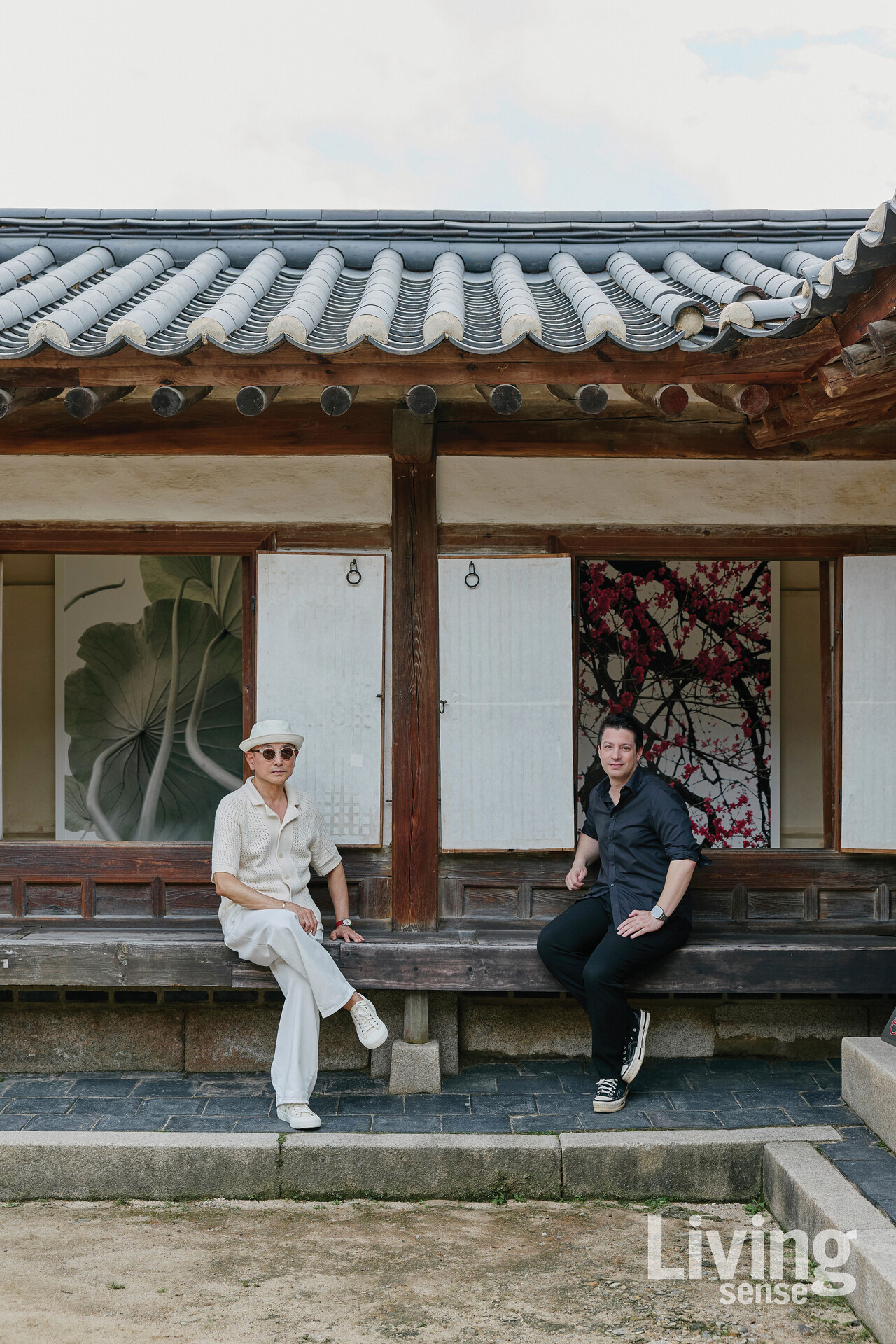 지난 9월 창덕궁 낙선재 일원에서 열린 K-헤리티지 아트전,〈이음의 合〉에 전시된 김용호 작가의 작품 앞에서 포즈를 취한 작가와 마크 테토.