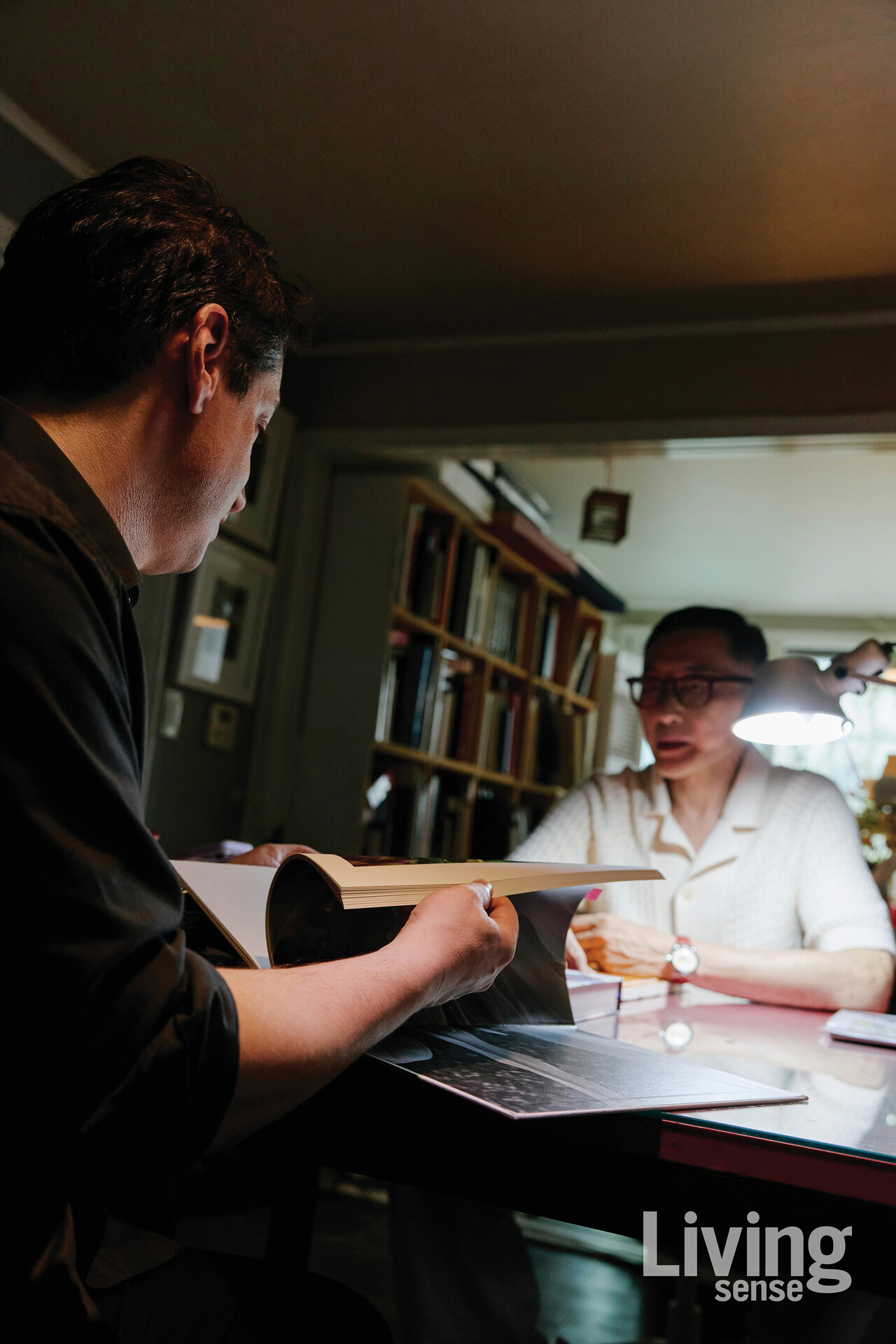 김용호 작가가 옛 카탈로그와 잡지 작업들을 꺼내 보여주었다. 지금 봐도 여전히 최고의 감도를 자랑하는 그의 작업에 마크 테토가 감탄을 금치 못했다.