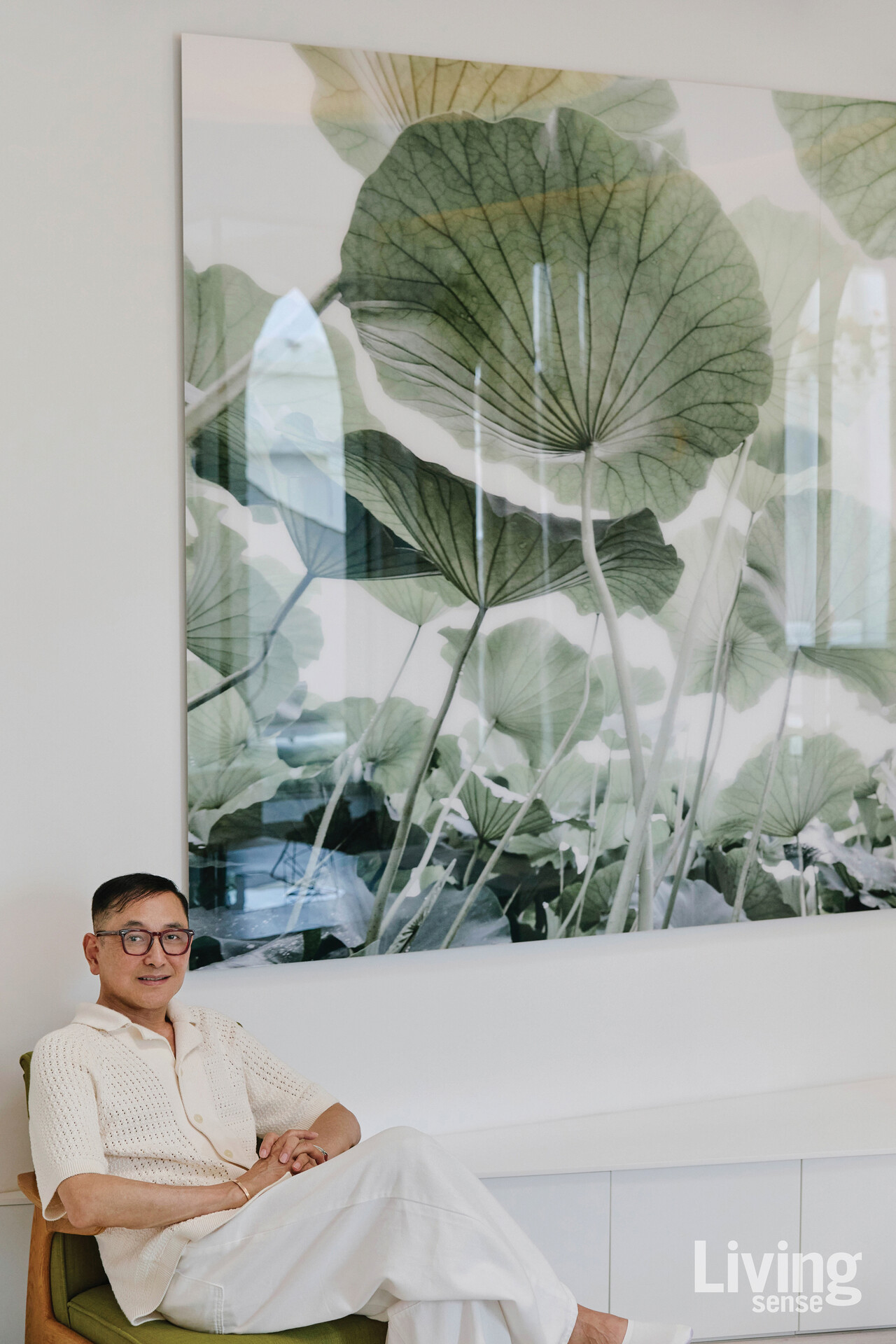 자신의 작업 ‘피안’ 앞에서 포즈를 취한 김용호 작가. 아래쪽에서 보는 연잎은 세상을 바라보는 시각을 새롭게 만들어준다.