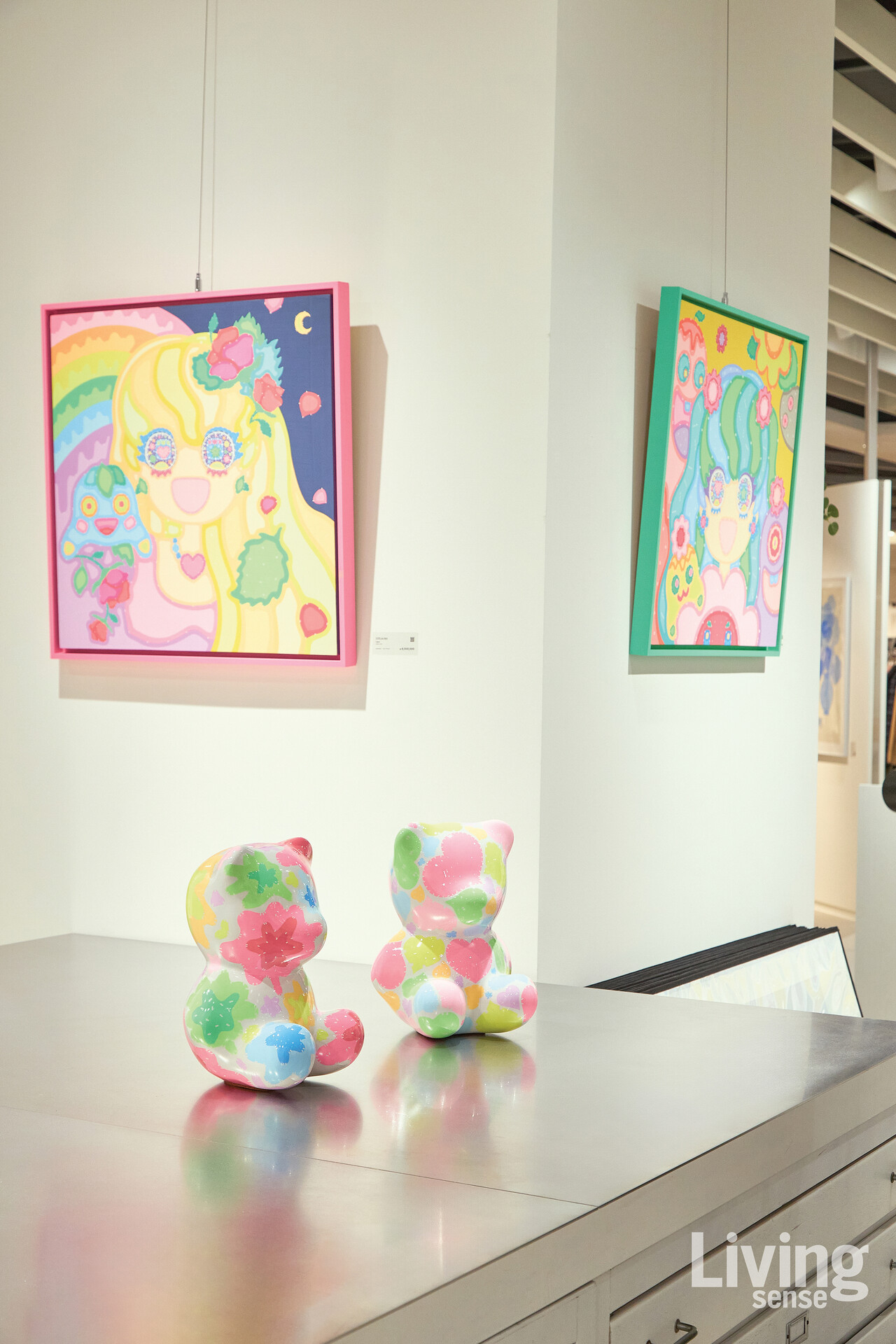 작가들의 평면 작업과 더불어 아기자기한 입체 작품도 전시장 곳곳을 채웠다.