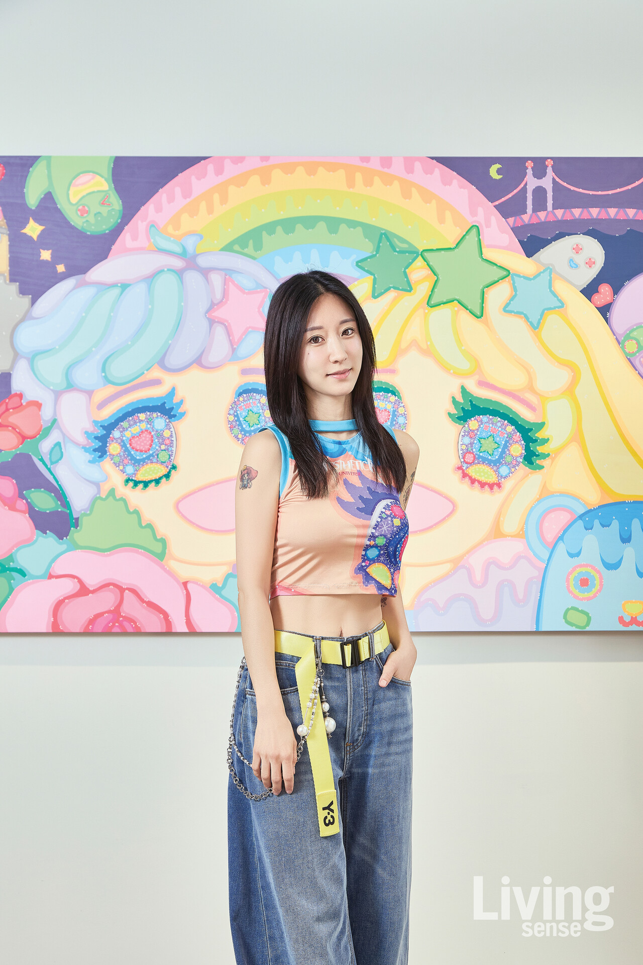 동화적이면서도 네오팝적인 작품으로 동심과 회복의 메시지를 전하는 이사라 작가.