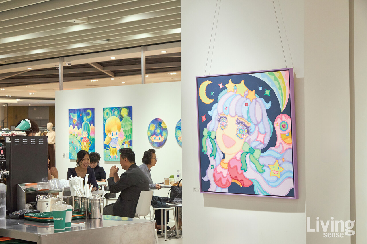 예술과 휴식이 중첩되는 순간, 갤러리는 일상의 속도를 잠시 늦추는 풍경이 되었다.