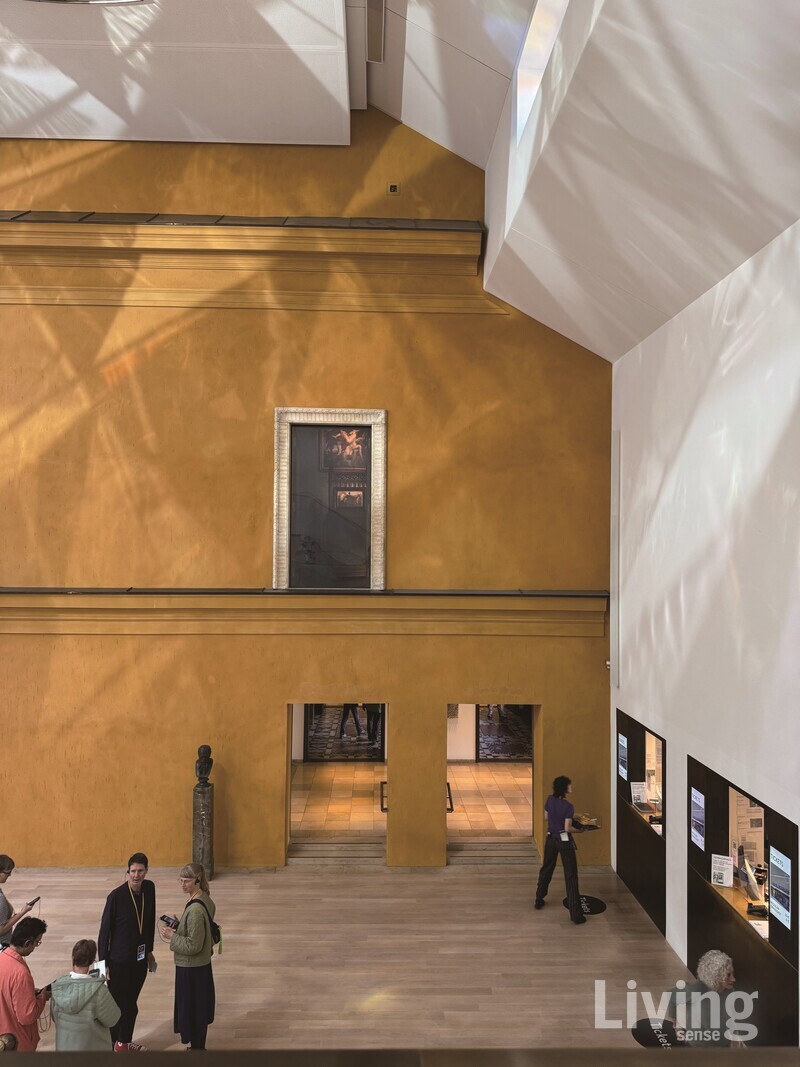 자연광을 받아 끊임없이 변화하는 빛의 반사가 온 공간을 채운다.