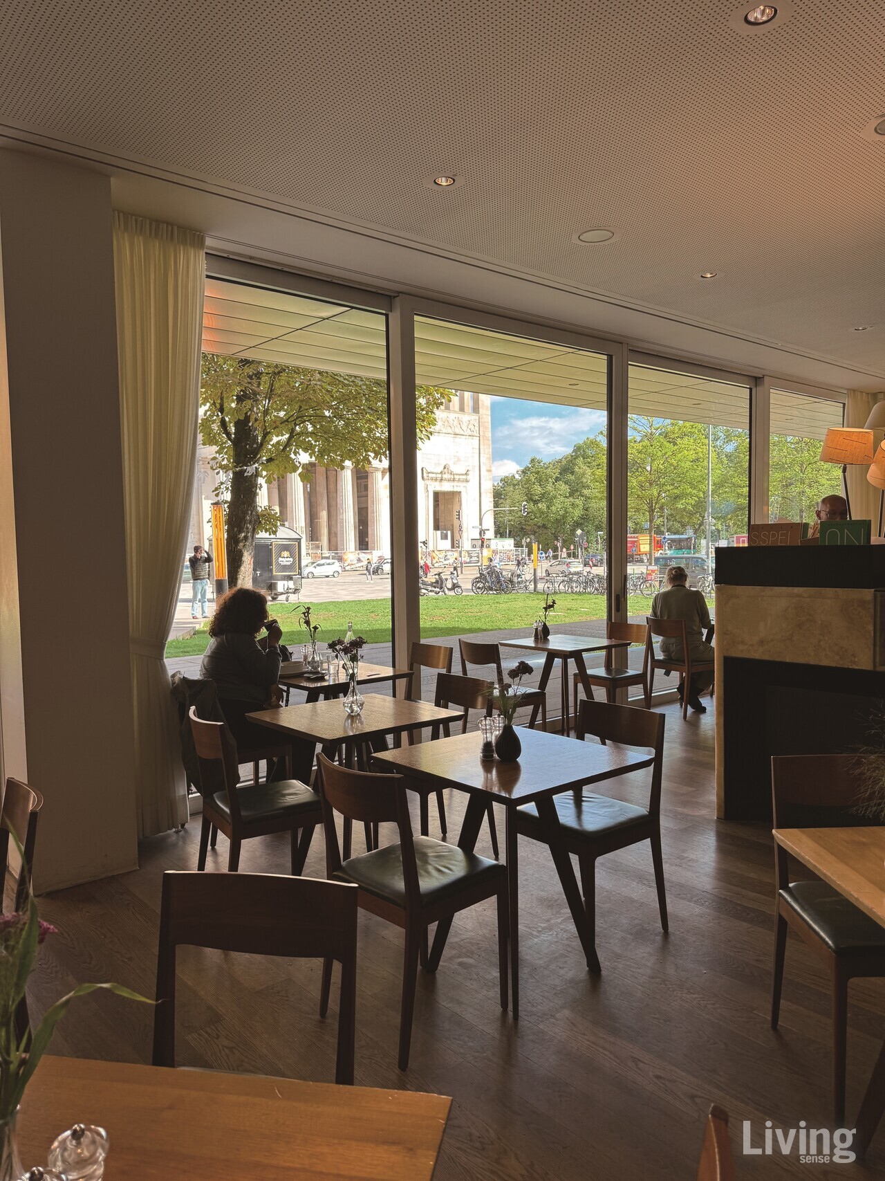 오후가 되어 맑게 갠 하늘과 푸르른 잔디로 인해 카페의 창문틀이 또 하나의 액자가 되어버렸다.