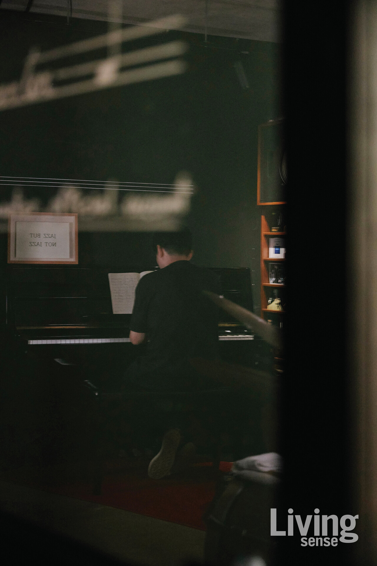 손님 공간과 분리된 자리에서 그는 차를 준비하고 음악을 고른다.