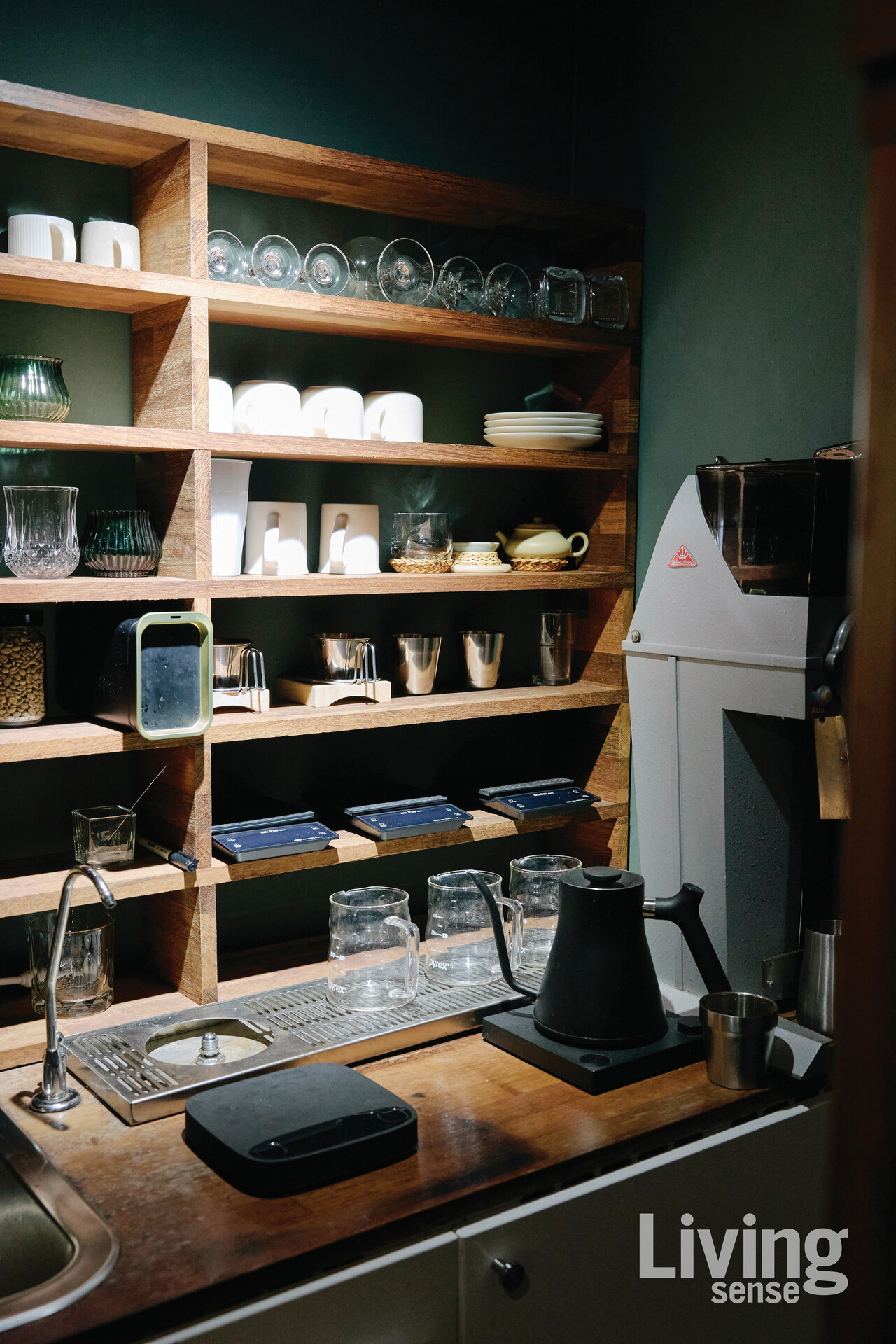 손님 공간과 분리된 자리에서 그는 차를 준비하고 음악을 고른다.