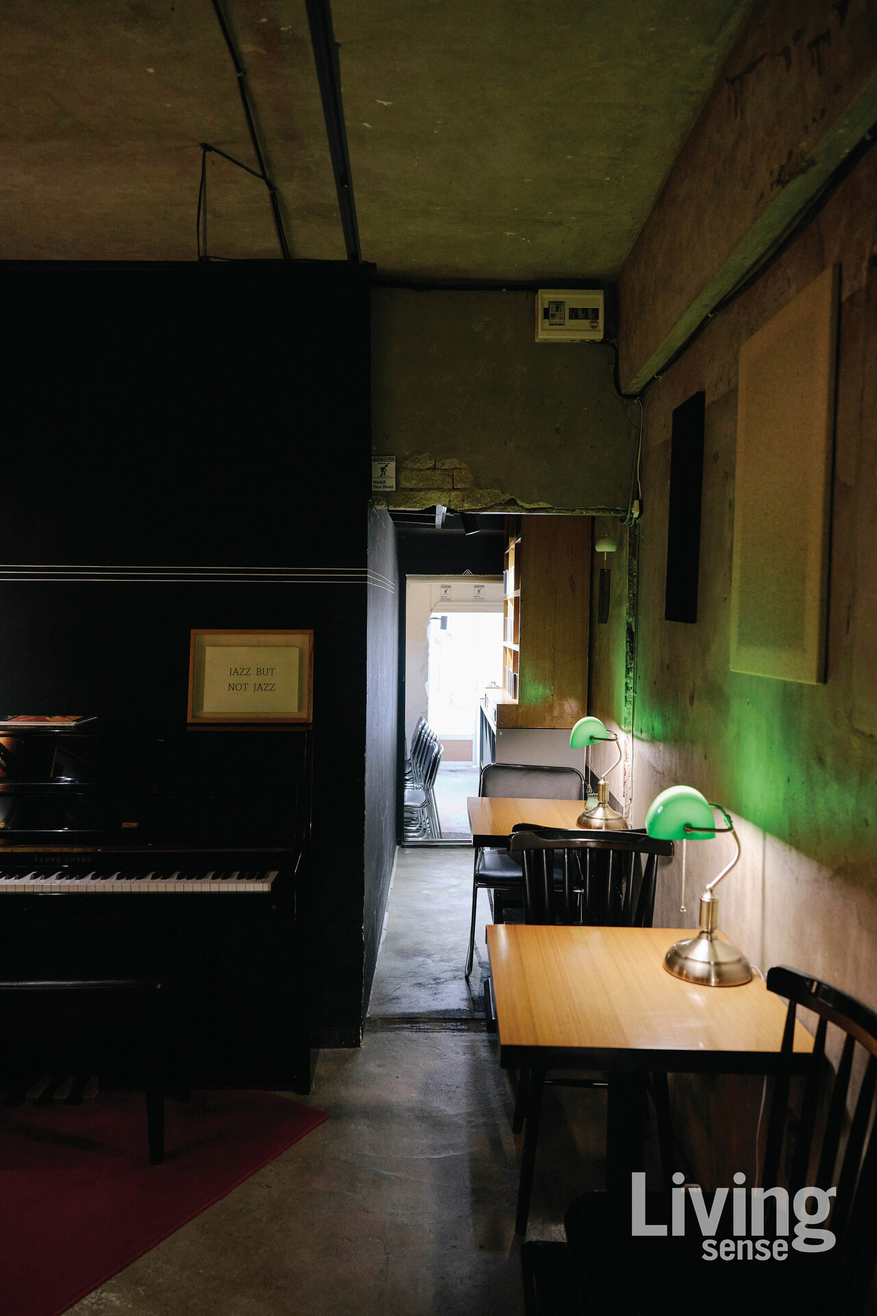 테이블이 3개뿐인 이 깊은 공간은, 작은 아지트처럼 아늑하다.