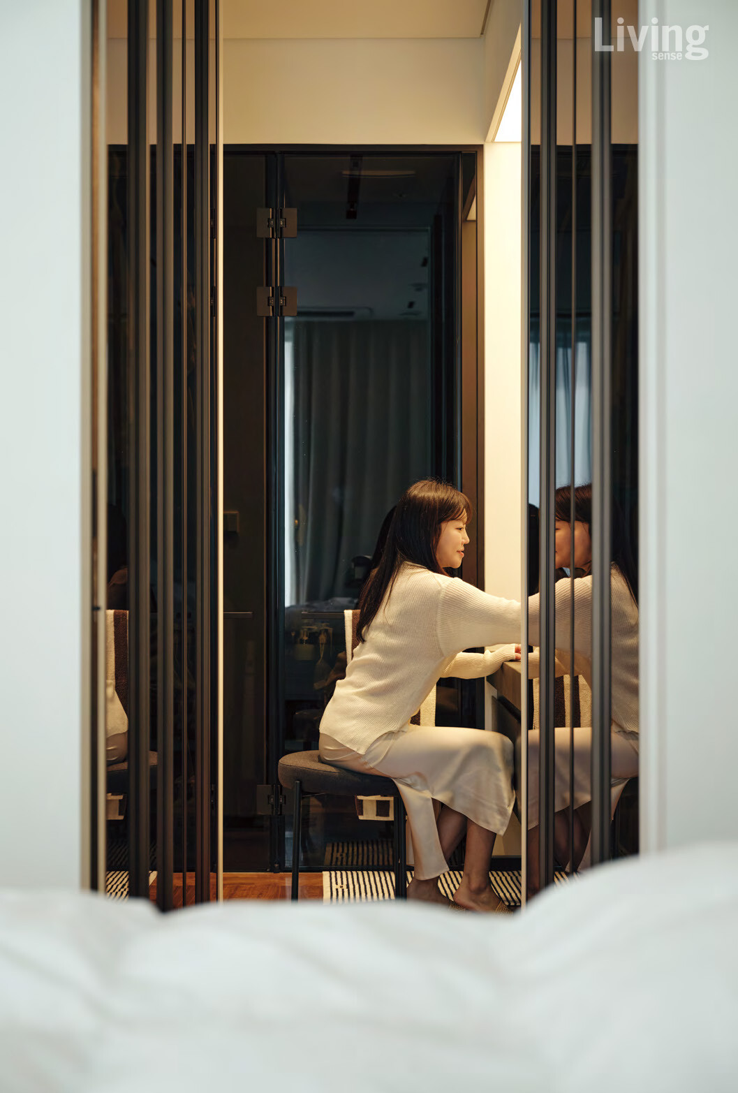 좁지만 효율적인 동선으로 꾸며진 드레스 룸과 욕실 겸 파우더 룸. 