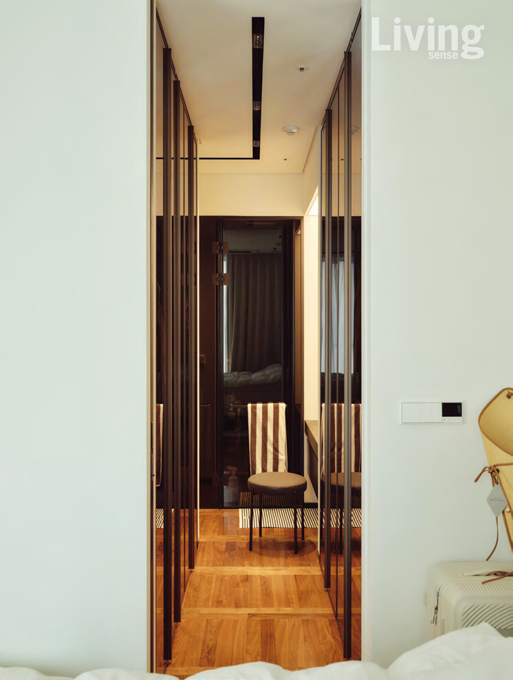 침실과 욕실을 잇는 복도 공간을 드레스 룸으로 꾸며 실용성을 높였다. 