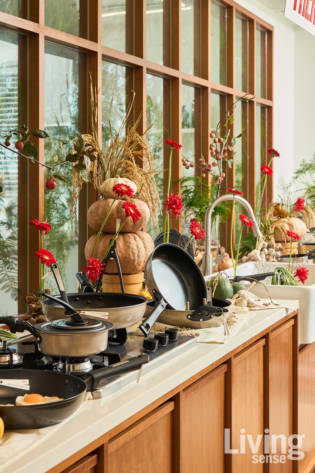 창가에는 써모스의 키친웨어 컬렉션과 함께 집게, 국자, 뒤집개 등 7종의 조리도구, 접이식 스탠딩 멀티뚜껑을 전시한 디스플레이 존이 마련됐다.