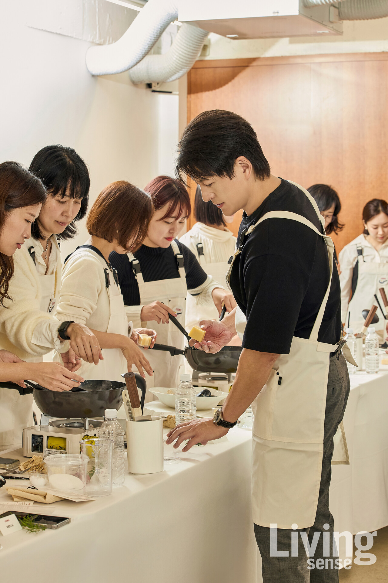 쿠킹 클래스 시간, 류수영이 참가자들의 요리를 직접 살펴보고 있다.