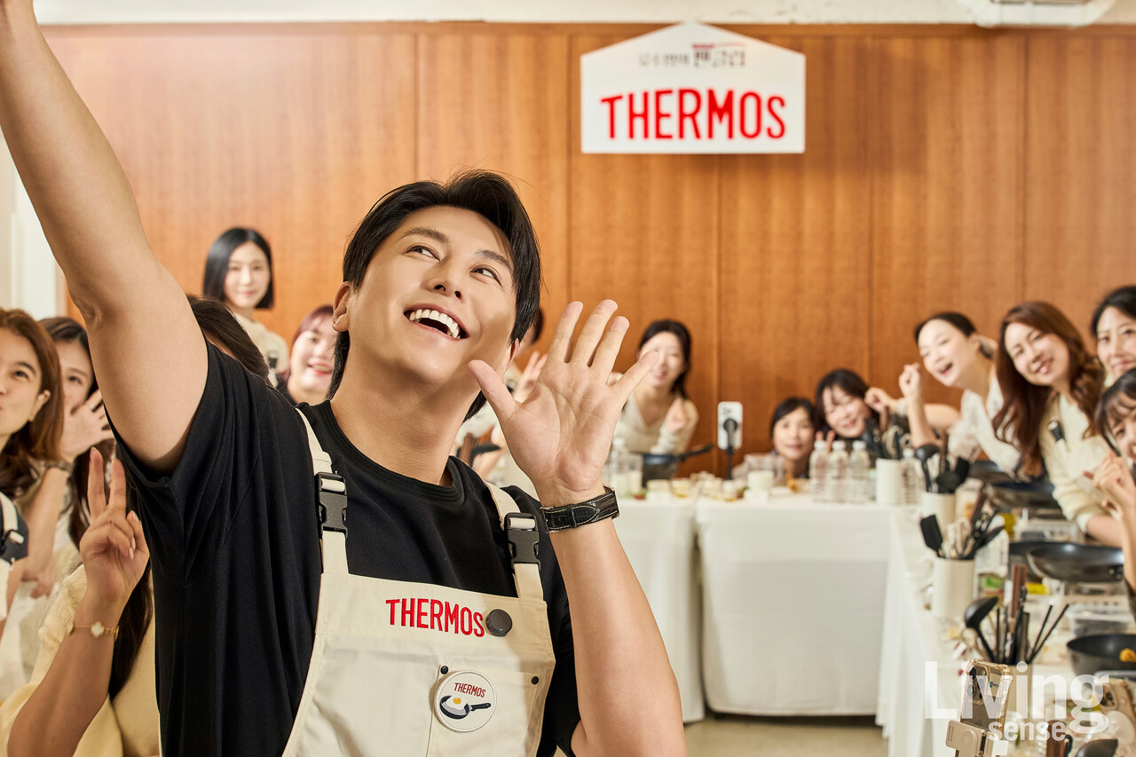 참가자들과 기념사진을 찍는 류수영. 함께 요리하는 동안 웃음이 끊이지 않았다.