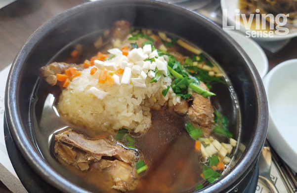 하이킹 후 든든하게 몸보신하기에 좋은 대왕산삼백숙농원의 산삼백숙.