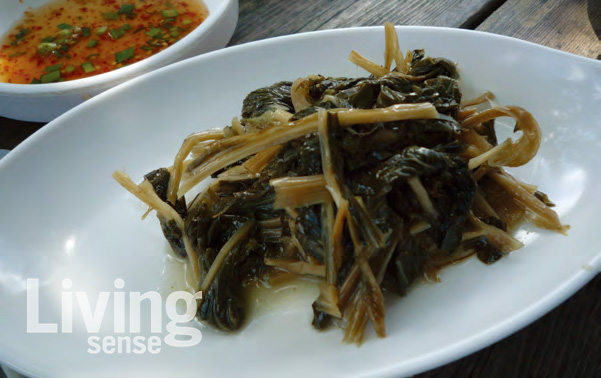 나리분지를 대표하는 나리촌식당의 나물.