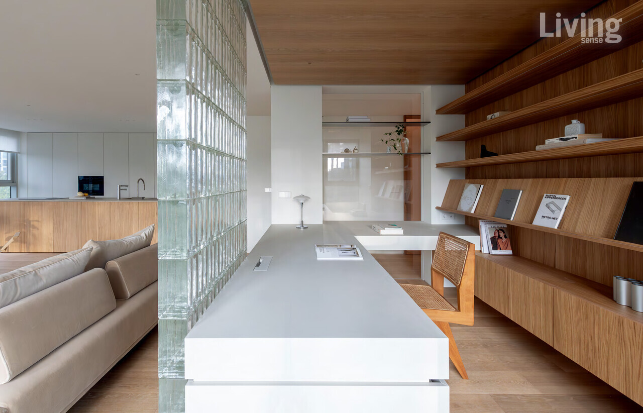 천장과 뒷벽이 나무로 처리된 서재는 아늑한 알코브처럼 느껴진다.