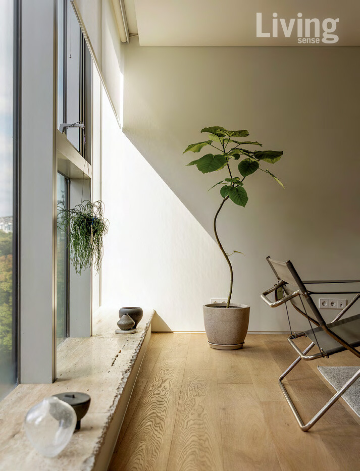 거친 대리석을 그대로 얹은 듯 마감하여 원초적인 미적 감각과 기능적 역할을 하는 창턱. 