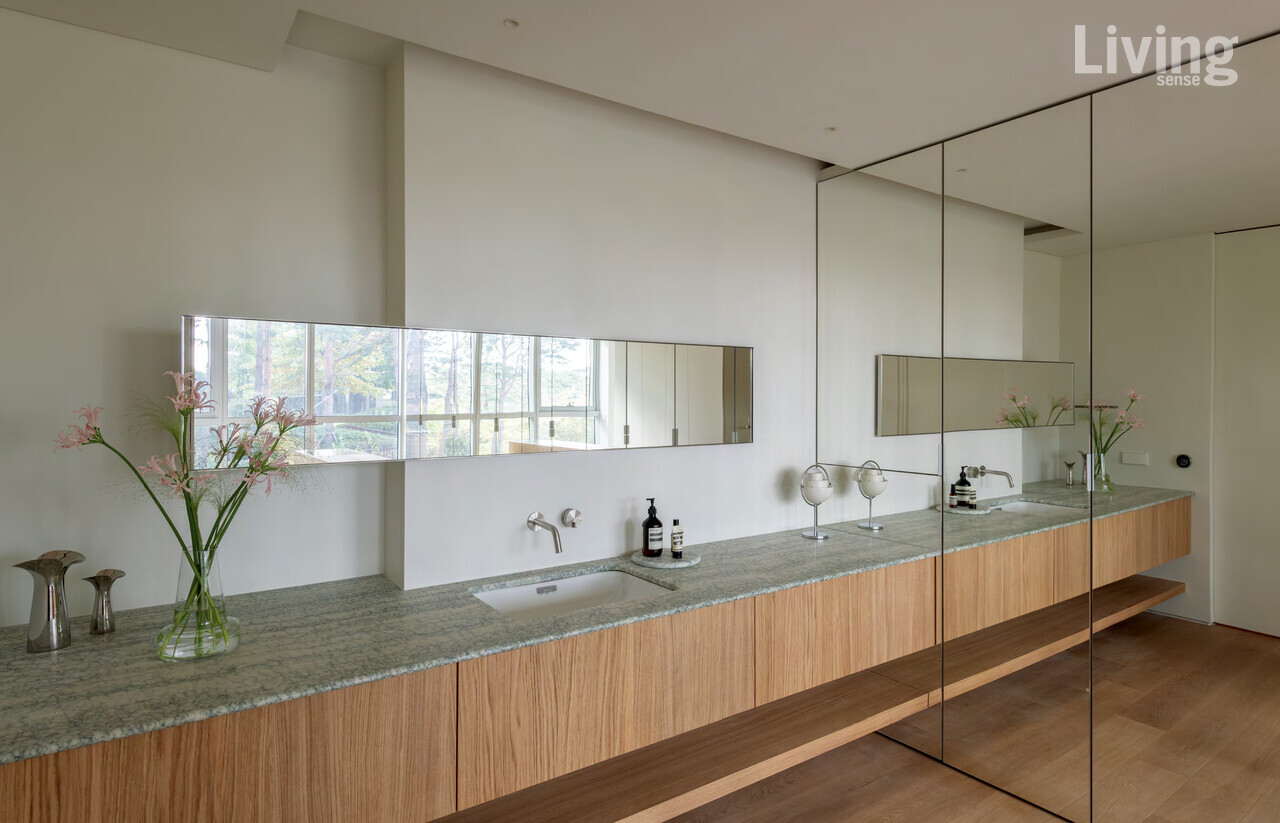 안방 욕실의 세면대를 드레스 룸 내부로 배치한 공간. 과감하고 유쾌한 컬러의 천연 대리석 세면대가 우아함을 더한다.