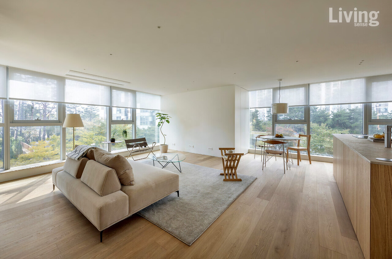 다이닝 공간과 거실이 조화롭게 이어지는 콤팩트한 구조로 개방감이 가득한 여유로운 공간이 펼쳐진다.