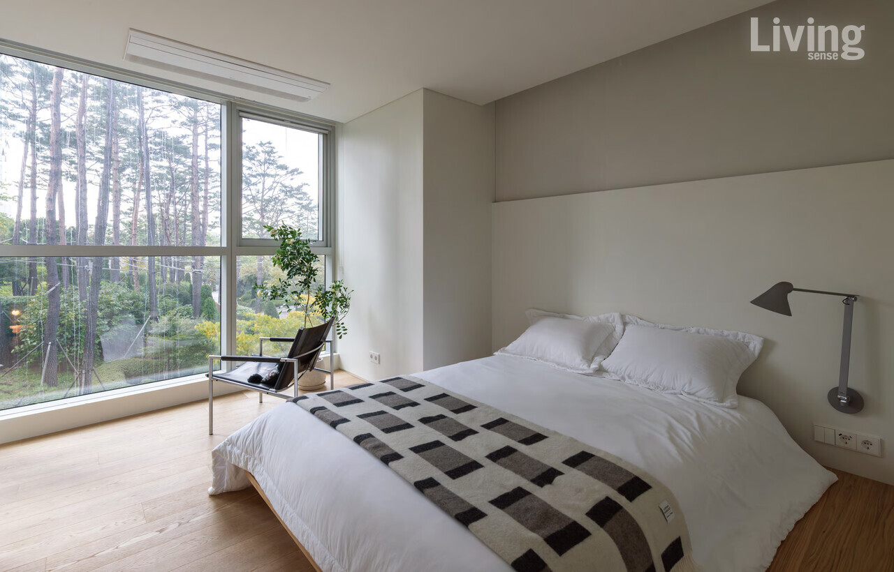 독립성을 유지하여 아늑한 공간으로 꾸며진 침실.