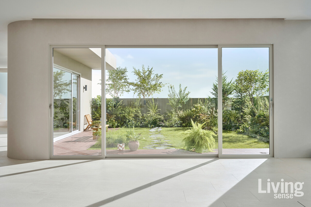  LX Z:IN 창호 뷰프레임은 이중창 F - 285 모델에 베젤리스 디자인을 적용할 수 있다.