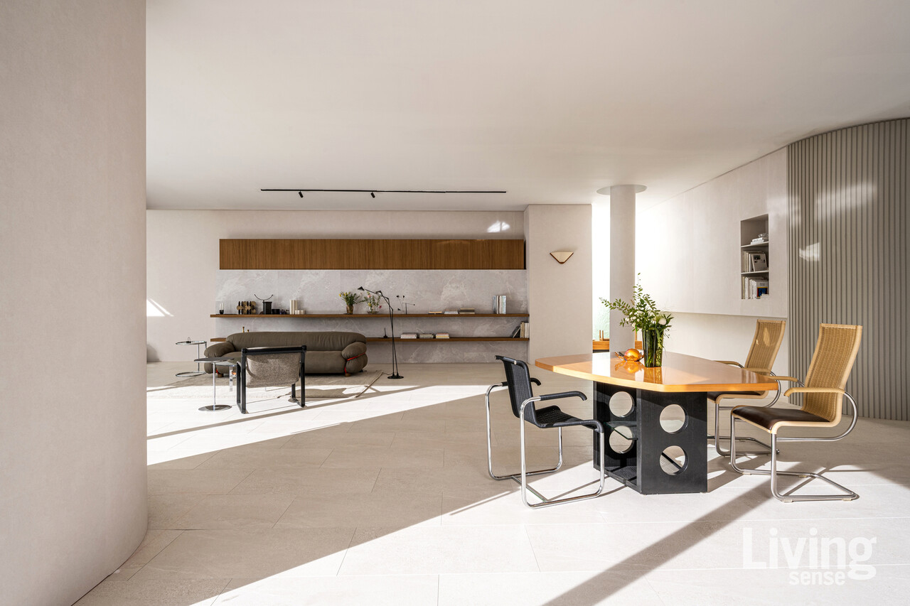 LX Z:IN 벽지 디아망 포티스와 바닥재 에디톤 스톤이 시공된 공간.