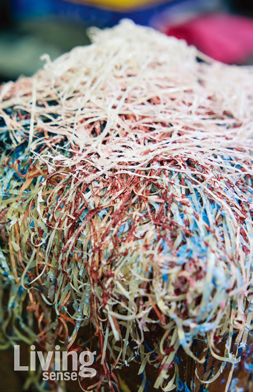 색의 길을 만들기 위해서는 캔버스에 마스킹테이프를 붙여서 칠한 후 떼어내는 과정이 필요하다. 쌓여있는 마스킹테이프도 하나의 작품처럼 보인다. 