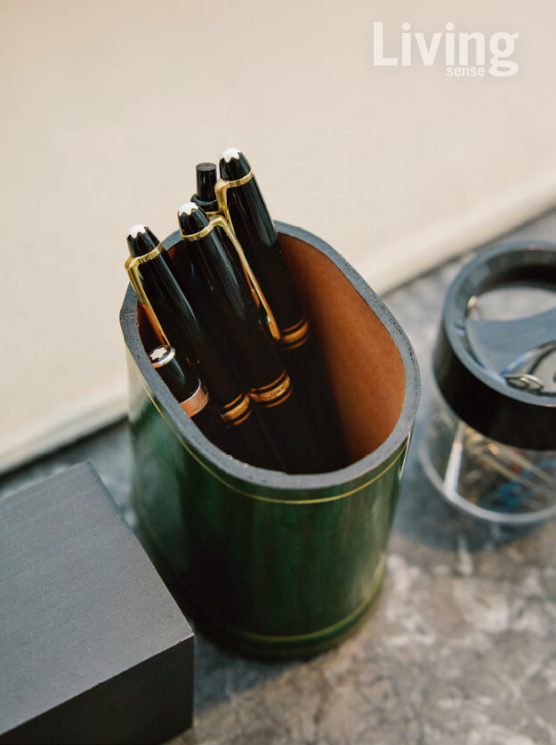 몽블랑 펜과 액세서리_전수경 음악감독이 아끼는 몽블랑 펜과 잉크 세트. 단정한 선과 균형 잡힌 디자인이 마음에 든다. 그녀의 미적 취향이 가장 조용히 드러나는 물건이다.